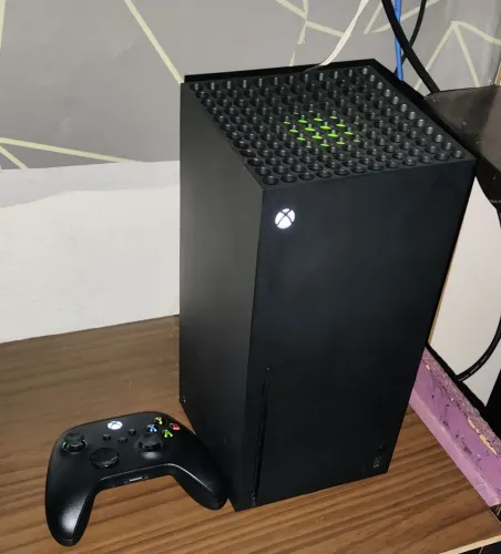 Xbox Series X com caixa