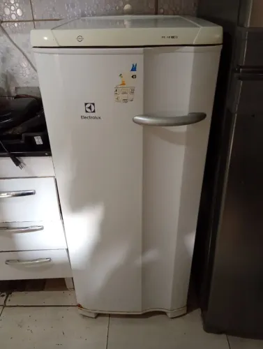 Freezer vertical Electrolux 145L 