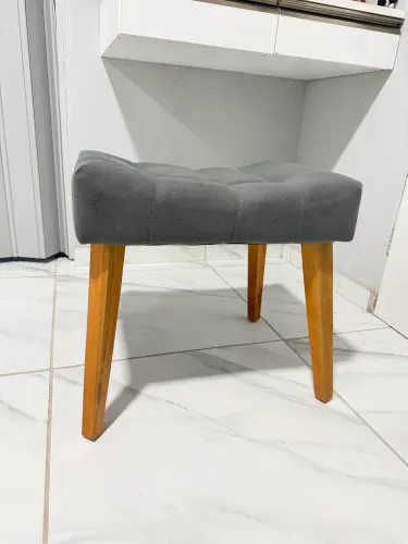 Banqueta estofada com pés de madeira ? R$180