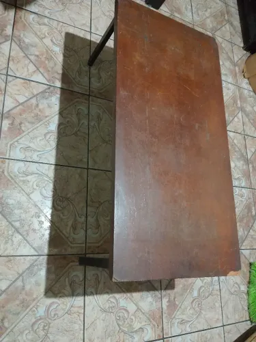 vende se uma mesinha de madeira