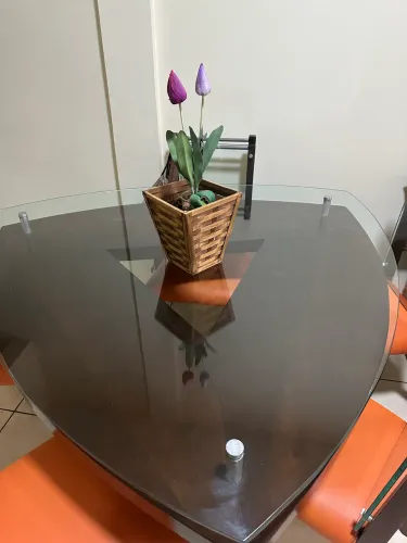 Mesa com tampo de vidro