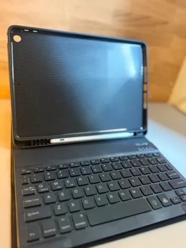 Capa iPad 7a, 8a e 9a Geração 10.2 Polegadas WB com Teclado e Caneta Pencil Branca 1.0mm