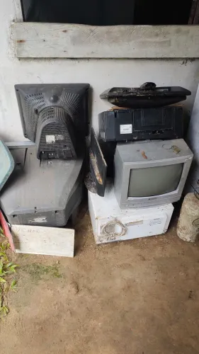 Vendo este lote de tv antiga, microondas e monitores par concertar ou reaproveitar peças..