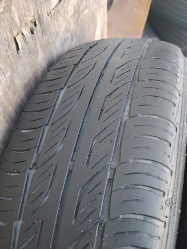 Par pneu 175 65 14 por 180.00 os 2