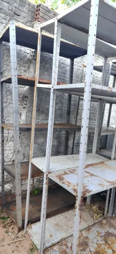 Estantea de ferro. As três por 220