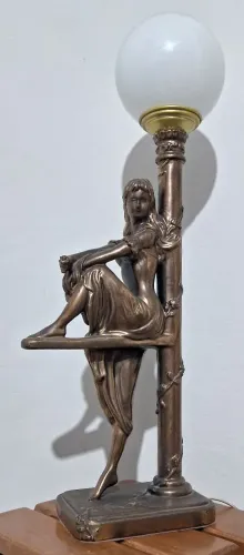 Luminária de mesa em Petit bronze.