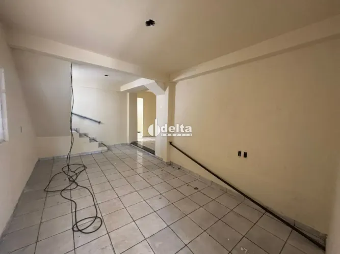 Casa residencial com 4 quartos disponível para locação no bairro Marta Helena em Uberlândi