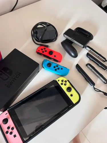 Nintendo Switch com dois consoles e bolsa