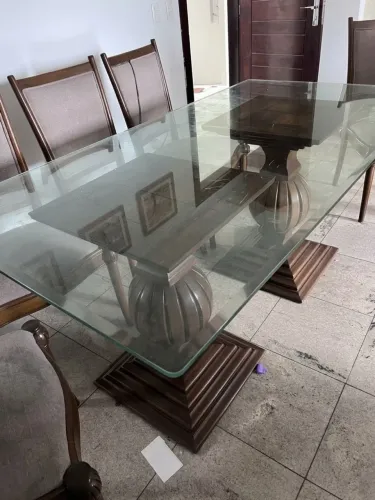 Mesa em tampo de vidro e 6 cadeiras