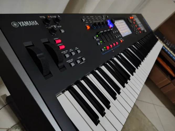 Yamaha MODX7 - Sintetizador Profissional (76 Teclas)