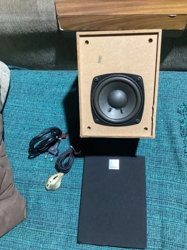 Caixa de som Edifier R102 subwoofer multimídia pc bivolt usado