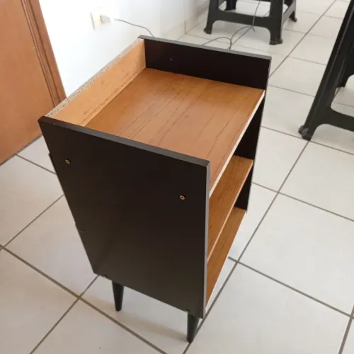 Mesa de cabeceira estilo retrô