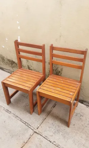 Cadeiras de madeira