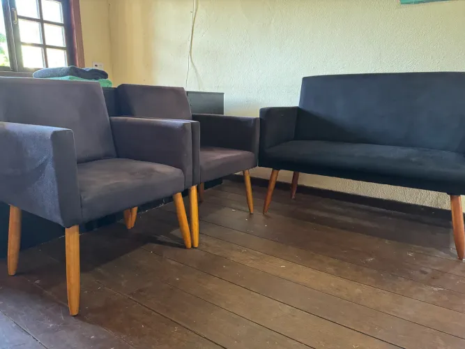 Sofá Namoradeira Com 2 Poltronas Pés Palito Natural Marisa material sintético Preto