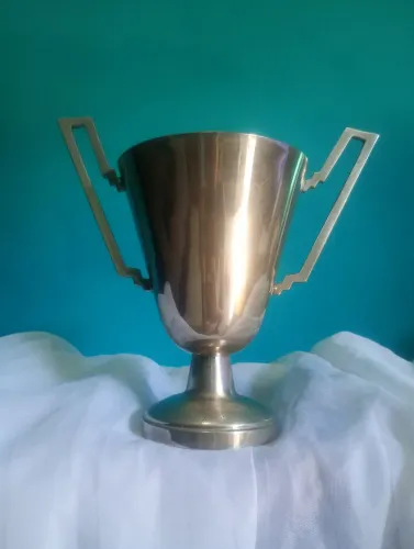 Antiga ânfora/ floreira no estilo troféu em metal 