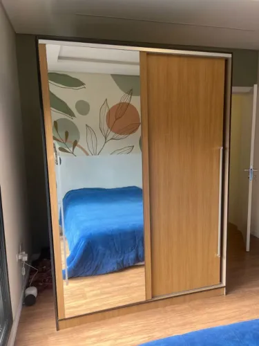 Guarda-roupa com espelho e porta de correr