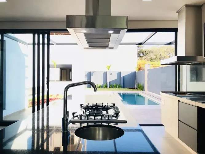 Condomínio Villa Dumont -  3 suítes. Térrea - 250m2 Construção
