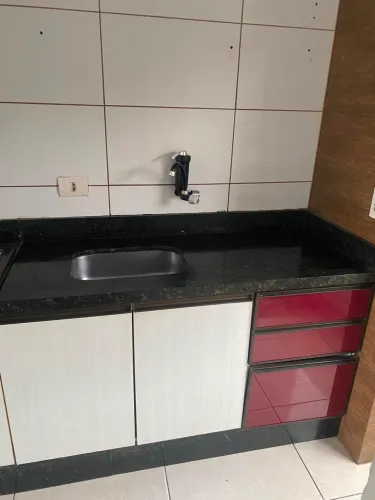 Cozinha planejada com pia de mármore