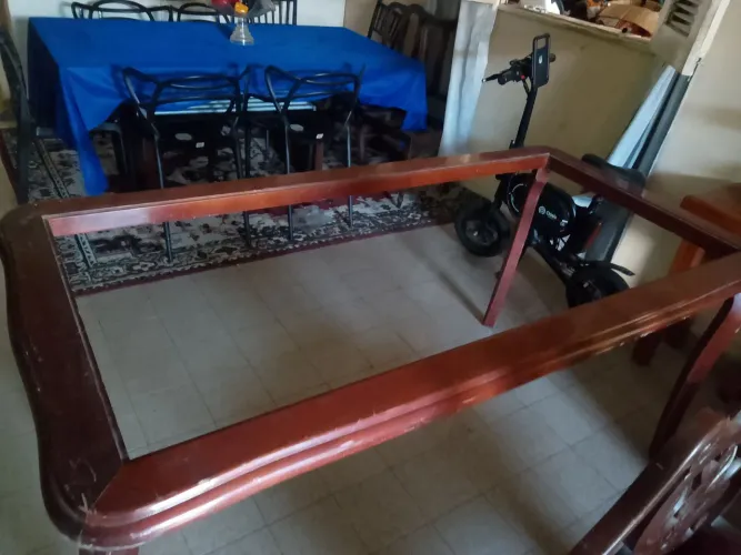 Mesa de jantar madeira maciça.