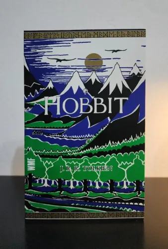 Livro O Hobbit - Ilustração Da Capa De Jrr Tolkien