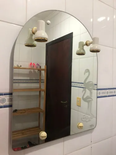 Espelho retro em bom estado com duas luminárias acopladas