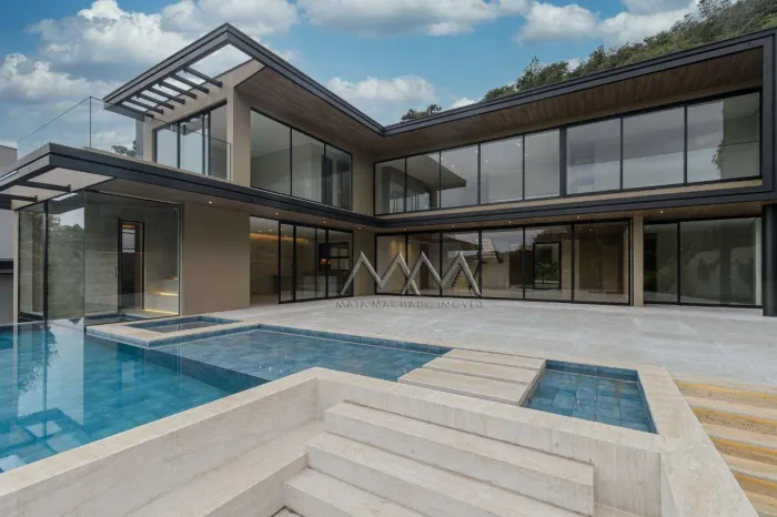 Casa à Venda no Condomínio Vila Castela 2º | 5 Suítes - 720 m²