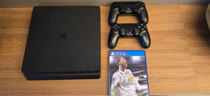 PlayStation 4 Slim 1TB + 2 Controles Originais + FIFA 18