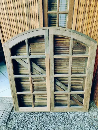 Janela em arco de madeira 