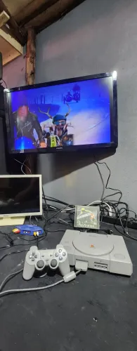 Playstation 1 com 1 controle analógico original