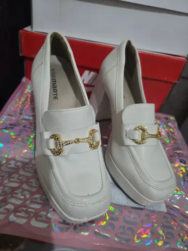 Sapato de salto alto grosso luxuoso