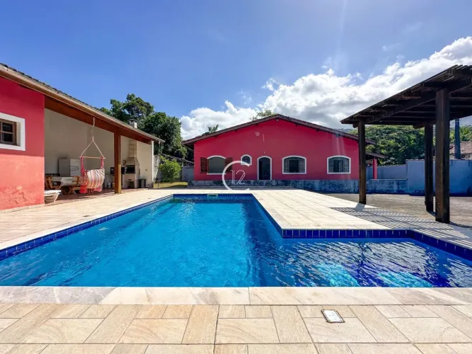 Casa com 4 quartos, piscina e edícula à venda próximo à praia | Porteira Fechada, 123 m² p
