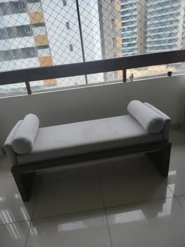 Divã em junco com tecido em linho