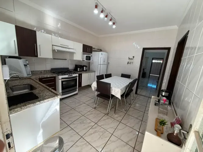 Casa à venda - 127m² - 3 quartos - 1 banheiro - 2 vagas de garagem - Jardim Vera Cruz III.