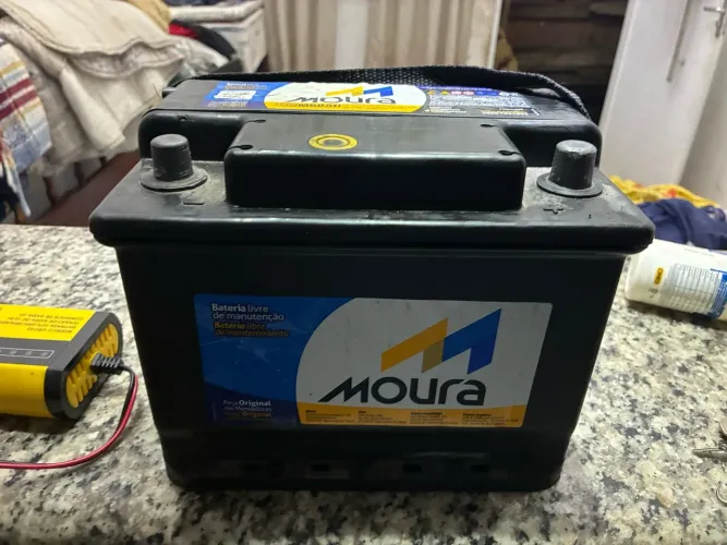 Bateria de carro Moura de 60ad