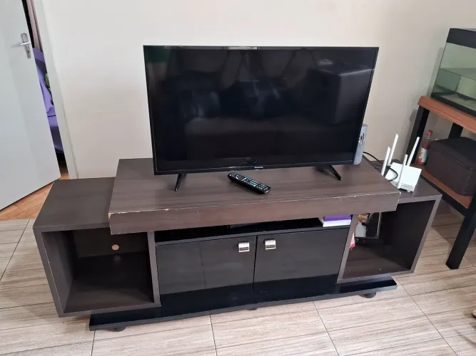 Rack de Sala Moderna com rodinhas e portas brilho