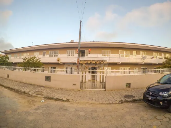 Apartamento com 2 dormitórios no centro de Balneário Piçarras/SC (Cód. 7535)