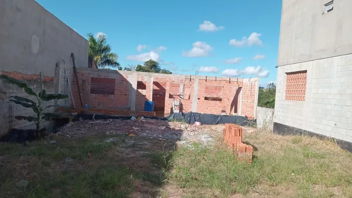 Terreno com casa em construção no condomínio terceiro lago