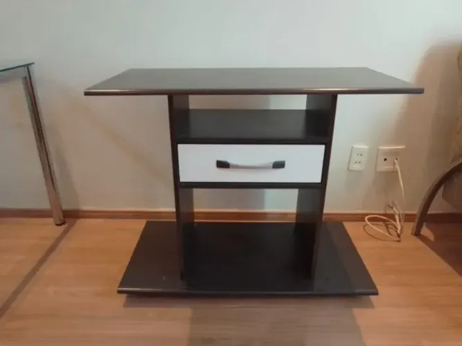 Mesa rack com gaveta e suportes para cds