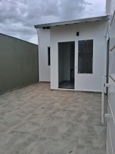 Casa com Suíte e Espaço nos Fundos - Vila Campos