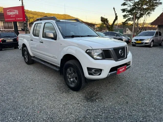 Nissan Frontier SV AT. CD 4X4 2.5 TB Dies. Aut. 2015
