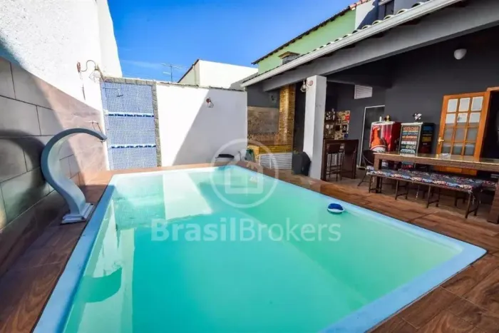 Maravilhosa casa em condomínio fechado, quintal com piscina e churrasqueira. Aceitando Fin
