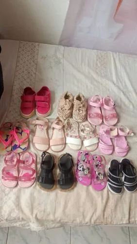 Sandálias e sapatinhos menina infantil .