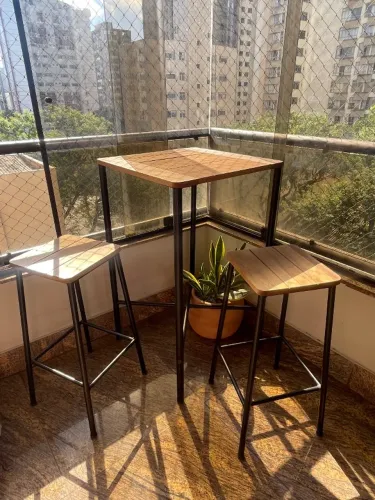 Mesa bistrô com bancos TokStok 