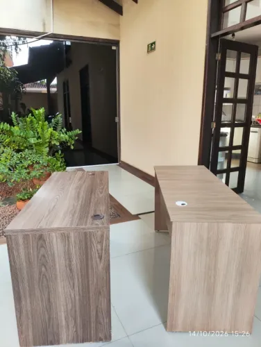 VENDO DUAS MESAS DE ESCRITÓRIO!