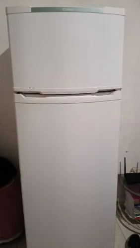 VENDE-SE GELADEIRA COM DEFEITO