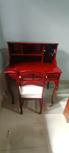 Mesa de madeira de lei trabalhada com cadeira
