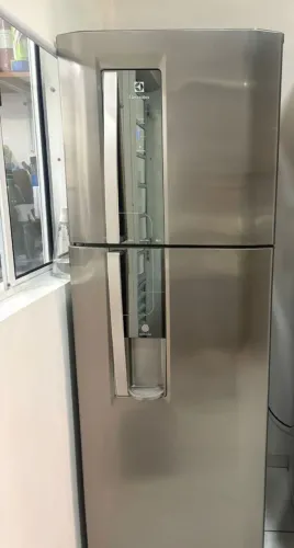 Geladeira Eletrolux dw42x com dispenser de água na porta