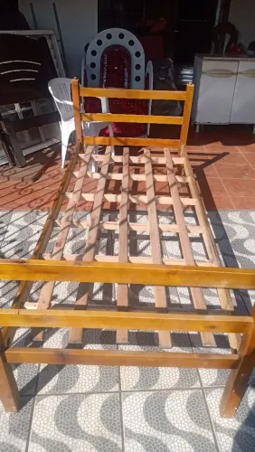 Cama de solteiro de madeira reforçada