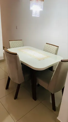 Mesa de madeira maciça 