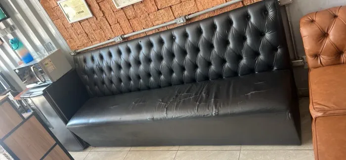 Sofá retrô em capitonê